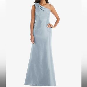 BOW ONE-SHOULDER SATIN TRUMPET GOWN IN MIST
